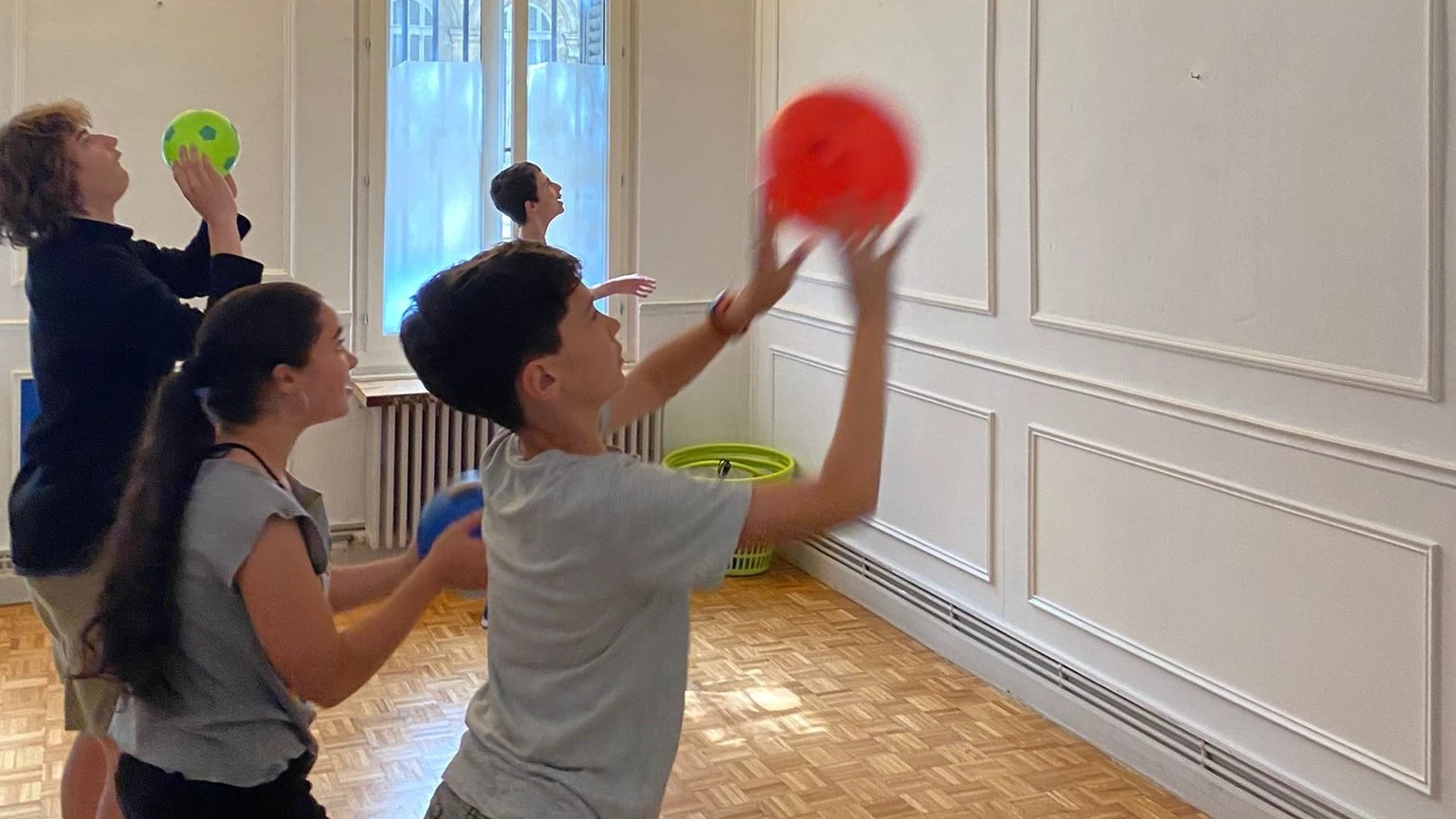 Enfants jouant au ballon